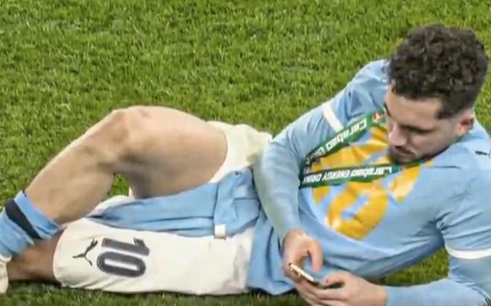  决赛硝烟散尽；谢尔基躺草坪刷手机，冠军后的另一种庆祝方式。 体育新闻