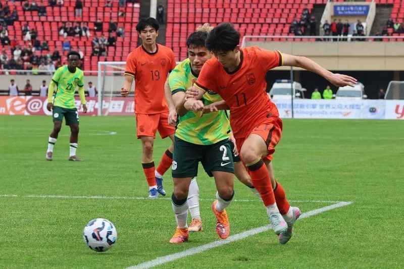  逆境中的防线奇迹：一场关于意志与成长的绿茵启示录 体育新闻